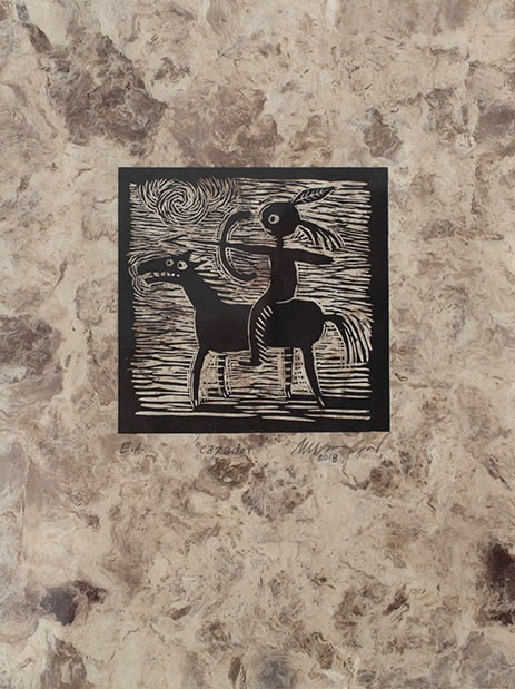 Naive-style character riding a horse and aiming a bow, depicted in linocut print on handmade paper. Engraved marks form cloud formations in the background, with shadow accents. Artwork from the 'Mitos Grabados en el Cielo' exhibition, 2018